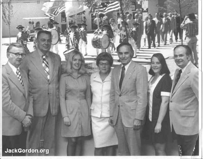 Gov. Evans with Gordon's Expo '74 staff
